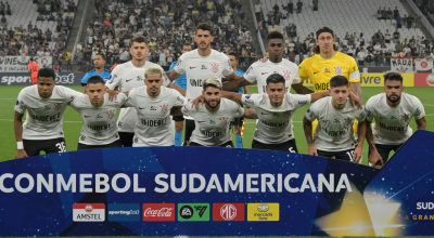 Los jugadores de Corinthians posan para una foto antes de enfrentar a Nacional de Paraguay, el 9 de abril de 2024.