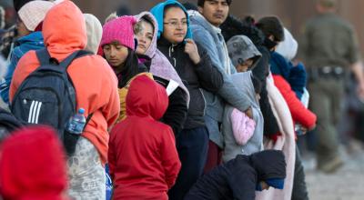 Un grupo de migrantes ecuatorianos espera en la frontera entre México y Estados Unidos, en diciembre de 2023.
