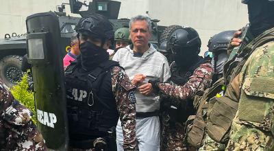 Esta fotografía publicada por la Policía ecuatoriana muestra al exvicepresidente ecuatoriano Jorge Glas escoltado por miembros del Grupo de Acción Penitenciaria Especial (GEAP) durante su llegada a la prisión de máxima seguridad La Roca en Guayaquil el 6 de abril de 2024.