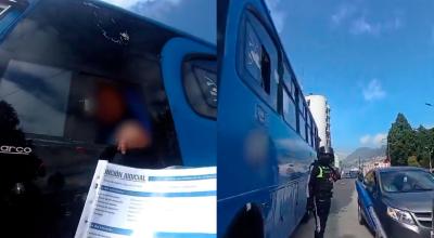 Conductor de bus es multado por agentes de tránsito en Quito.
