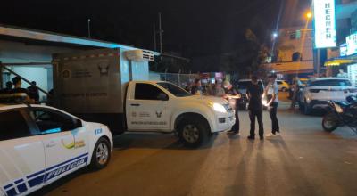 Policías y la ambulancia de Medicina Legal en un barrio de Manta, donde ocurrió una muerte violenta el 10 de abril de 2024.