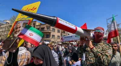 Iraníes cargan un misil en el funerla de uno de los generales muertos, tras el ataque al consulado en Teherán, el 5 de abril de 2024.