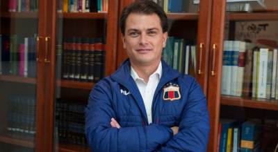 El abogado Esteban Ortiz posa para una foto en su oficina en Quito, el 11 de abril de 2024.