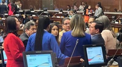 Previo a la sesión del pleno, las bancadas legislativas mantuvieron reuniones con el objetivo de bajar los ánimos entre asambleístas.