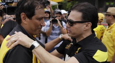 José Francisco Cevallos y Carlos Alfaro Moreno se saludan el 19 de octubre de 2019, el día de las elecciones de Barcelona SC.