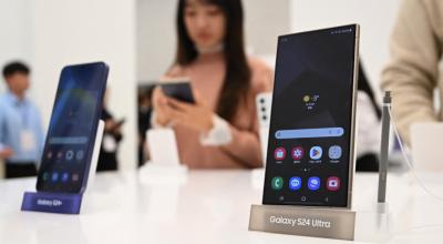 Vista frontal de dos celulares de la gama Galaxy S24 de Samsung, con inteligencia artificial, en una tienda en Corea, enero de 2024.