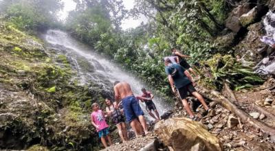 Turistas se turnan para ingresar a una cascada en el bosque La Esperanza, del cantón Bucay, en Guayas.