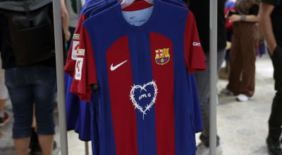 Imagen de la camiseta del FC Barcelona con el logo de la cantante Karol G.