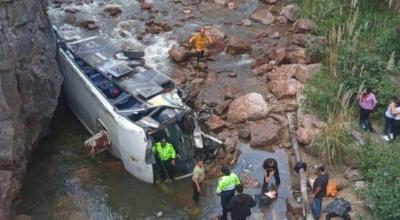 Un bus se volcó en la vía Cuenca-Loja y quedó sobre las piedras de un río, este 12 de abril de 2024.