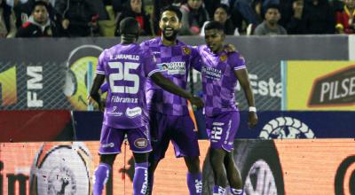 Jugadores de Aucas celebrando su gol ante Deportivo Cuenca, 12 de abril de 2024.