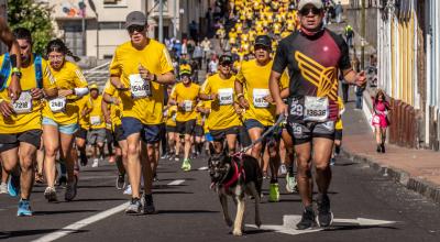 Atletas atraviesan el centro histórico durante la edición 2023 de la Quito 15K.