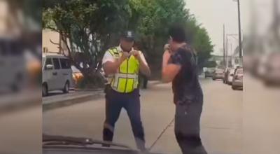 Agente de tránsito pelea con un conductor en una calle de Guayaquil, este 12 de abril.
