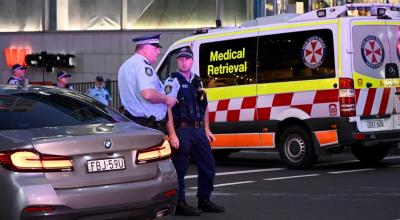 La Policía de Australia custodia el centro comercial de Sídney donde este 13 de abril un hombre mató a seis personas.