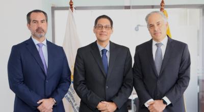 El ministro de Telecomunicaciones, César Martín, junto a representantes de Claro y Movistar, en una reunión el 4 de diciembre de 2023. 