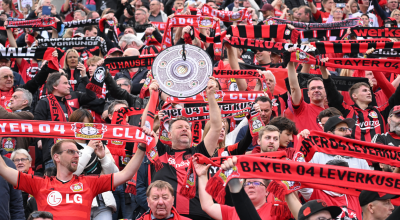 Hinchas del Bayer Leverkusen en el estadio BayArena en Alemania, el 14 de abril de 2024.