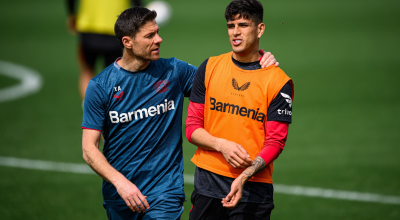 Xabi Alonso y Piero Hincapié conversan en un entrenamiento del Bayer Leverkusen, el 13 de abril de 2024.