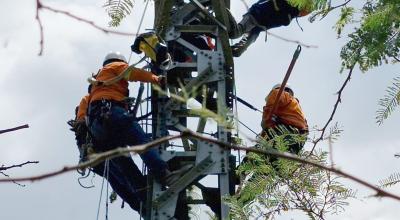 Trabajadores de la Empresa Eléctrica Quito realizan un mantenimiento en Tumbaco, el 12 de abril.