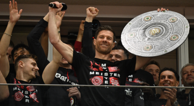 Xabi Alonso, DT del Bayer Leverkusen, sostiene el trofeo de la Bundesliga el 14 de abril de 2024