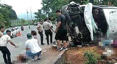 Una furgoneta se volcó en la vía Guayaquil - Cuenca y dejó tres muertos.