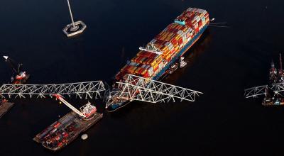 Los equipos retiran los restos del buque carguero Dali, después de que se impactara en el puente de Baltimore.