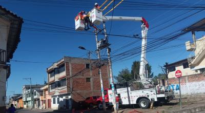 Arreglos del servicio eléctrico de CNEL EP en Guaranda, Bolívar, el 15 de abril de 2024.