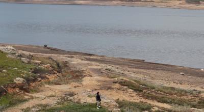 Con extensas playas formadas por la falta de agua se observa el 11 de abril el embalse San Rafael, ubicado en el municipio de La Calera, en Colombia. 