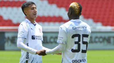 Sebastián González y Jairón Charcopa, durante un amistoso de Liga de Quito. 