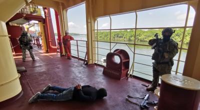 Ejercicios del simulacro de amenaza terrorista en un buque en el Puerto de Guayaquil, el 16 de abril de 2024.