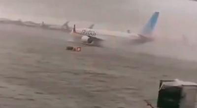 Usuarios de redes sociales publicaron videos de las pistas inundadas en aeropuertos de Dubai.