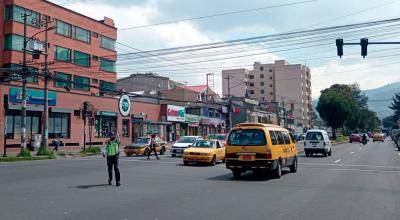Un agente de tránsito controla la circulación en Quito, por cortes de luz programados.