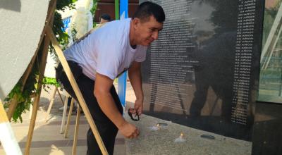 Jaime Macías, en el memorial de la parroquia Tarqui, en Manta, donde están los nombres de las víctimas del terremoto, entre ellos el de su mamá Ignasia Mendoza Palma, el 16 de abril de 2024. 