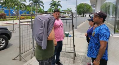 Allegados, vecinos y familiares del conductor de un bus asesinado en el Suburbio de Guayaquil, esperaban por la entrega del cuerpo en la morgue de la ciudad, la tarde de este 16 de abril de 2024.