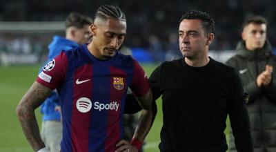 El delantero brasileño del FC Barcelona, Raphinha y el técnico blaugrana, Xavi Hernández, tras la derrota ante el PSG por los cuartos de final de Champions League.