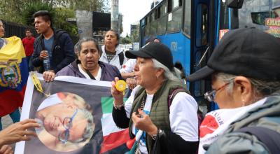 Manifestantes en favor de Jorge Glas en la instalación de su audiencia de habeas corpus, en Quito, el 12 de abril de 2024.
