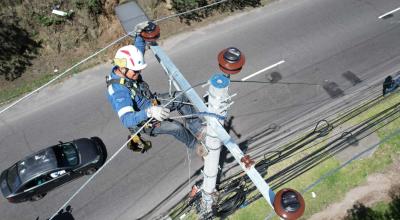 Imagen referencial de un trabajador de la Empresa Eléctrica Quito en abril de 2024.