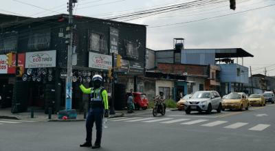 Un agente de tránsito de la ATM en una calle de Guayaquil, ante los apagones de luz, el 17 de abril de 2024.