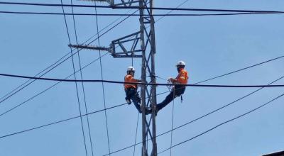 Imagen referencial de trabajadores de la Empresa Eléctrica Quito en abril de 2024.