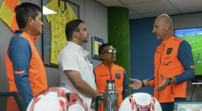  Néstor Pitana conversando con Antonio Alvarez, 17 de abril de 2024.