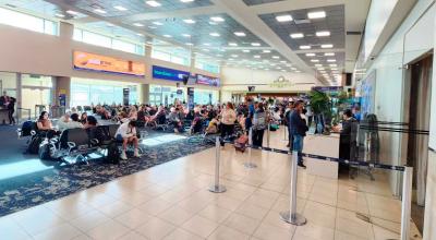 Pasajeros en una de las salas de espera del Aeropuerto Internacional Mariscal Sucre de Quito.