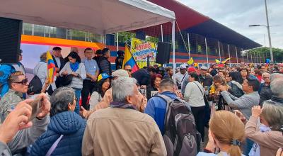 Desde una tarima, ciudadanos en Quito expresaron su apoyo a la fiscal Diana Salazar, este 17 de abril.