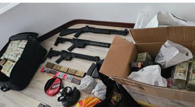 En el operativo Jaguar, las autoridades encontraron armas y dinero en una vivienda de Samborondón, el 18 de abril de 2024.