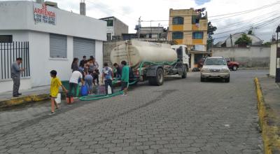 Un tanquero de la Empresa de Agua de  Quito abastece el servicio en Conocoto, el 8 de abril de 2024.