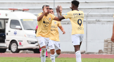 Los jugadores de Universidad Católica celebran un gol en Ibarra, el 18 de abril de 2024.