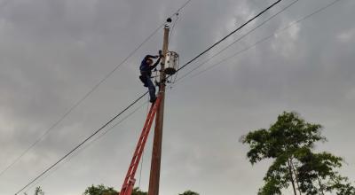 Un trabajador de CNEL en 2024.