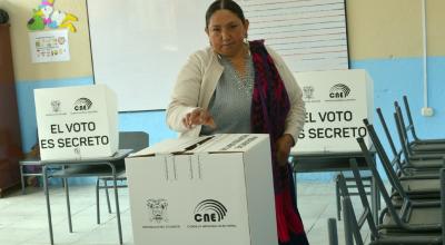 Ciudadana vota en la jornada electoral del 15 de octubre de 2023, en un colegio de Cuenca.
