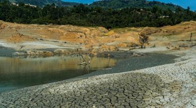 Colombia afronta una sequía sin precedentes. En la imagen, el embalse de Guavio casi seco, el 16 de abril de 2024.