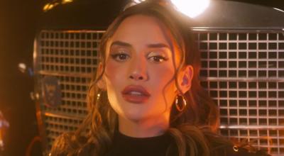 Maga Córdova, cantante guayaquileña en el videoclip de su última canción 'Vuelvo a Volar (Highlighter)'.