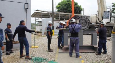 Personal de CNEL EP durante el mantenimiento de una de las unidades de generación térmica en Guayas, el 18 de abril de 2024.