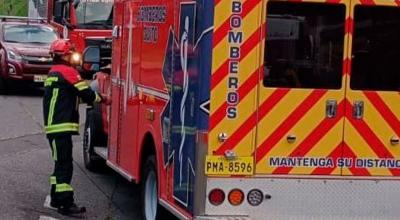 Imagen referencial de bomberos de Quito atendiendo un accidente de tránsito.