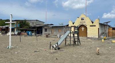 Solo perros abandonados habitan la pequeña comunidad de Puerto Arturo, en el Golfo de Guayaquil. Familias abandonaron el lugar ante amenaza criminal. 
